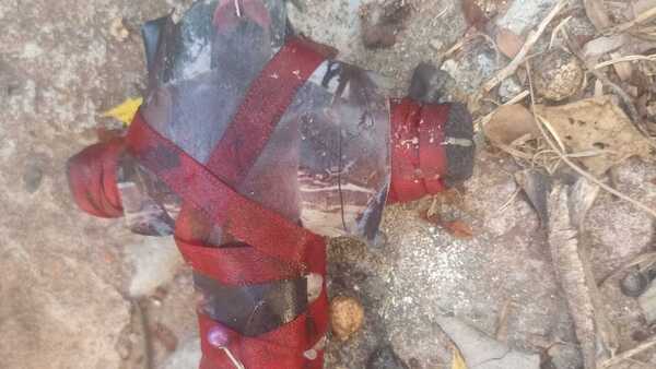 Hacen payé frente al panteón de un angelito
