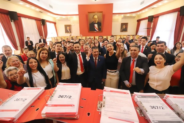 Giani Ramírez entrega 3.110 afiliaciones y recibe apoyo de Cartes para la intendencia de Ñemby - ADN Digital