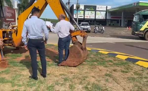 Saltos del Guairá: MOPC destruye la rotonda construida ilegalmente en la entrada al país - Nacionales - ABC Color
