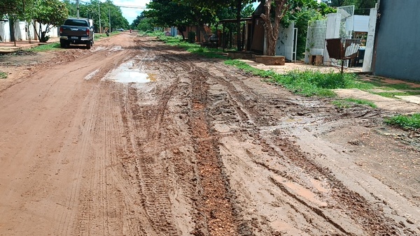 Extensión de red cloacal de Essap dejó la calle en pésimo estado en San José Olero