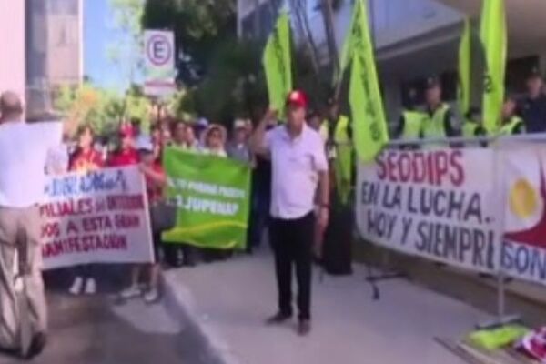 Jubilados se movilizan contra el sistema de préstamos de la Caja del IPS - SNT