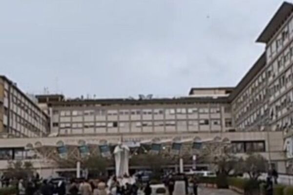 El Papa Francisco cumple 12 días hospitalizado en Roma - SNT