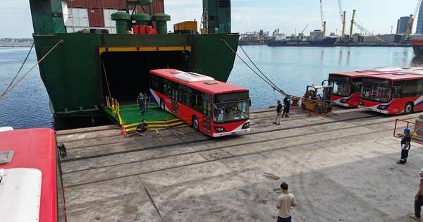 La Nación / Cada vez más cerca: hacen transbordo de buses eléctricos para Paraguay en Uruguay