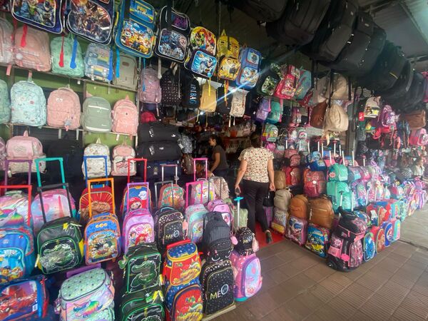 Venta de mochilas con rueditas y loncheras es el boom en Encarnación