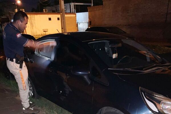 Tortolearon auto de una abogada en Luque •