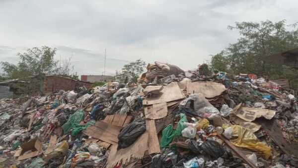 Urgen despejar enorme y peligroso vertedero en la Chacarita
