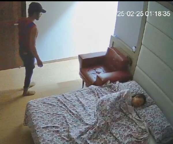 Video: captan cómo un ladrón recorría una habítación mientras sus dueños dormían - Nacionales - ABC Color
