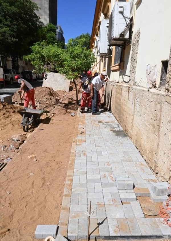 Renuevan veredas del Centro Histórico de Asunción con adoquinado sostenible - ADN Digital