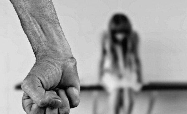 Piden prisión para joven por brutal agresión a su pareja