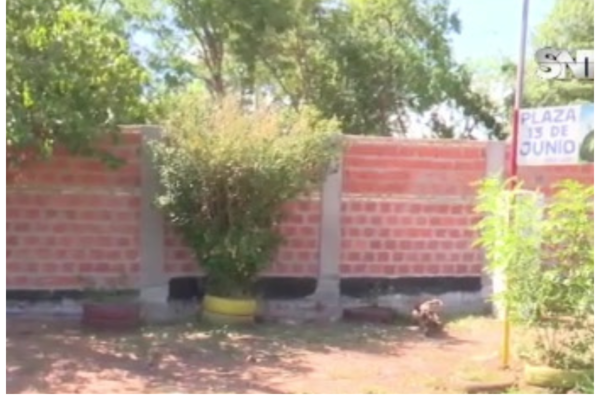 Excomisario construyó su muralla dentro de una plaza - SNT