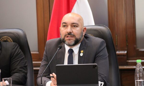 Internan de urgencia a Arévalo en UTI