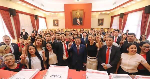 La Nación / Concejala de Ñemby entrega 3.110 solicitudes para afiliarse a la ANR