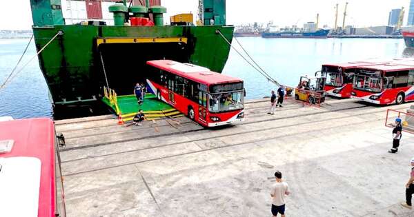La Nación / Hacen transbordo de buses eléctricos para Paraguay en Uruguay
