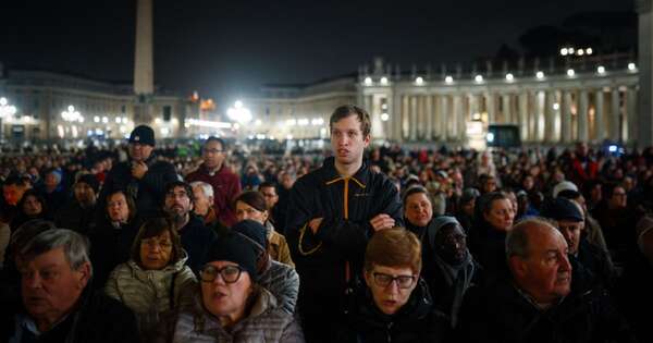 La Nación / El papa presenta una leve mejoría, dice el Vaticano