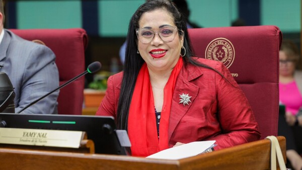 Yamy Nal amenaza a la prensa con una ley, por exponer a su hijo