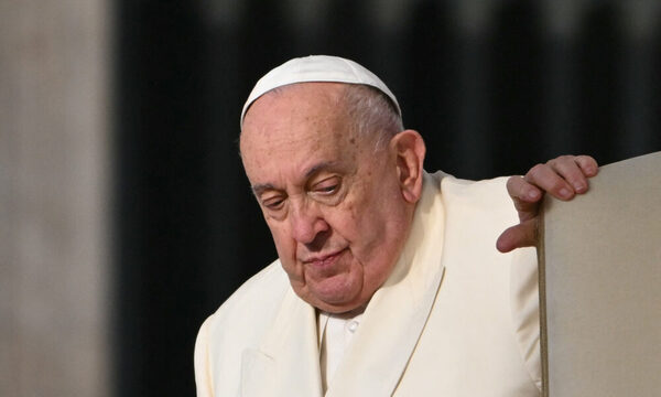 El papa Francisco presenta “leve mejoría”, pero sigue con pronóstico reservado