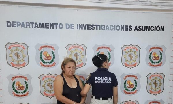 (Video) Cayó Angélica “mano veloz”, la descuidista que robó celular de exjueza en un patio de comida