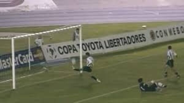 (VIDEO) ¿Edinson Cavani se inspiró en esta jugada de un pelotero paraguayo?