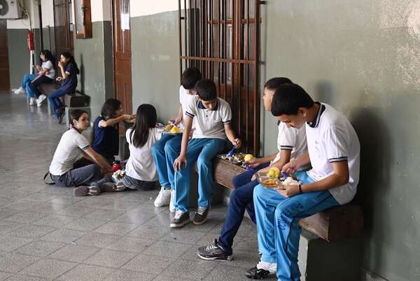 Hambre Cero: almuerzan en el piso por falta de mesas y sillas en colegio de Asunción - Nacionales - ABC Color