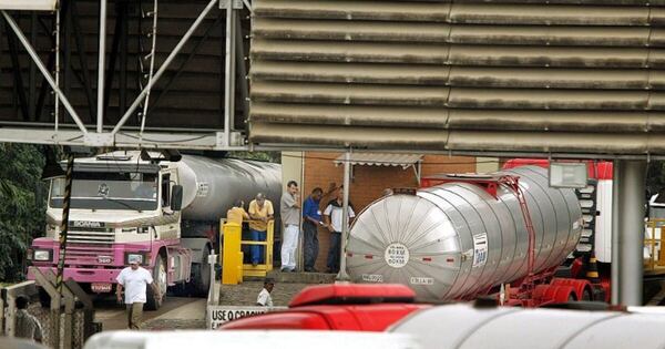 La Nación / Petrobras registra fuerte caída en sus beneficios en 2024