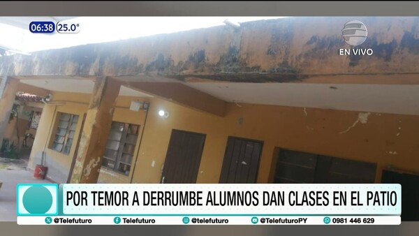 Por temor a derrumbe alumnos dan clases en el patio