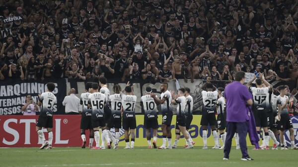 Corinthians gana y se clasifica con más sufrimiento del esperado