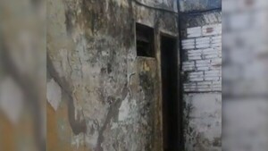 Alumnos dan clases en el patio por miedo a que el aula se derrumbe