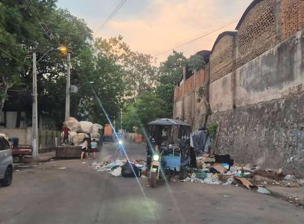 Luego de publicaciones, Municipalidad de Asunción limpia basural del Parque Caballero - Nacionales - ABC Color