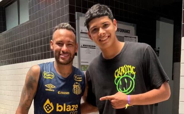 Versus / Ángel Aguayo ya apareció en el Santos y conoció a Neymar Jr.