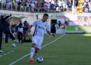 Versus / Liga rechazó ofertas hasta de Rusia por el paraguayo Álex Arce