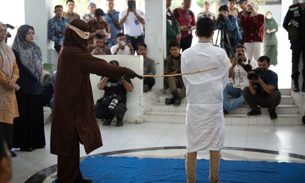En Indonesia dos hombres recibieron 82 y 77 azotes en público por ser “raritos”