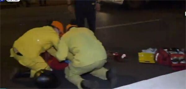 Motocas quisieron cruzar en paso peatonal y fueron embestidos por un automóvil