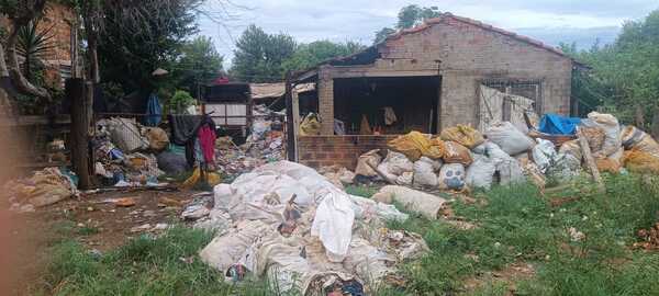 Policía Municipal Ambiental interviene en vivienda convertida en vertedero en Barrio San Antonio Ypekúru