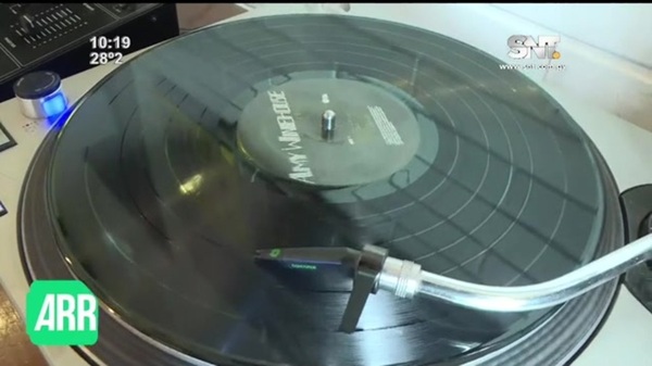 Jueves de TBT con vinilos en Arcoíris Analógico Discos - SNT