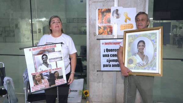 Caso Sol Chávez: Padres vuelven a encadenarse exigiendo justicia - ADN Digital