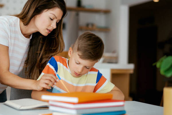 ¿Qué dicen los expertos sobre llevar tareas escolares a la casa?