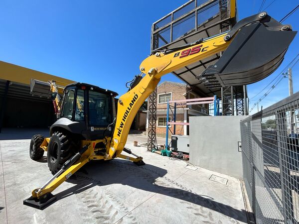 Distribuye IRIMAQ Retroexcavadora con cargador frontal a NEW HOLLAND CONSTRUCTION B95C