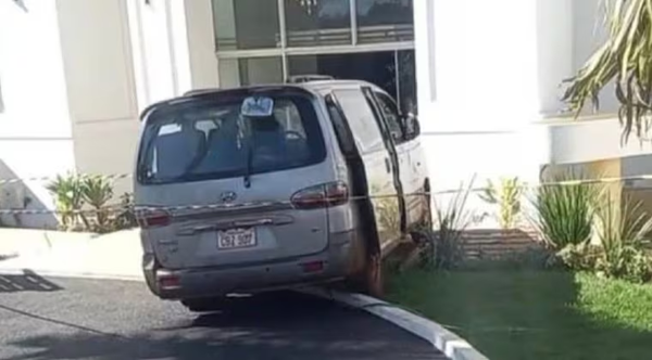 Conductor olvida el freno de mano y furgoneta aplasta a una mujer - Noticiero Paraguay