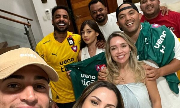 Jean Fernandes armó un encuentro de adoración en su casa y regaló camisetas de Cerro