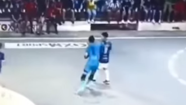 Video: Partido de futsal termina con jugador internado por una lesión en la cabeza