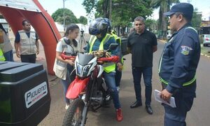 Motociclistas de Presidente Franco reciben chalecos reflectivos en jornada de concienciación