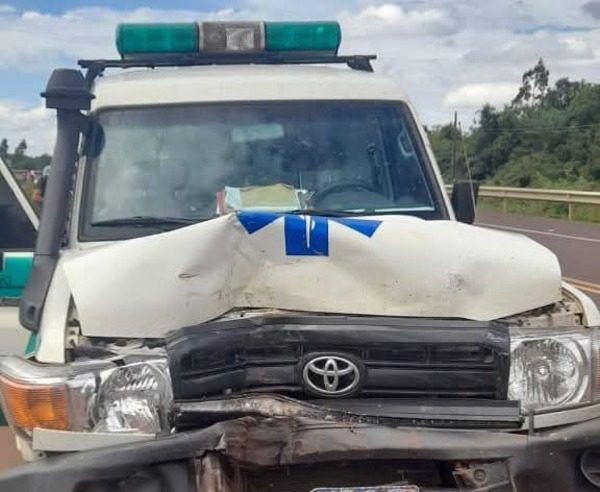 Una ambulancia choca contra una camioneta en San Juan Nepomuceno - 1000 Noticias