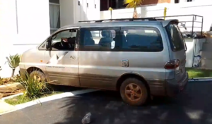 Conductor dejó su vehículo estacionado sin freno de mano y arrolló a una mujer - trece