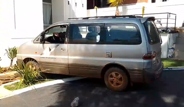 Conductor dejó su vehículo estacionado sin freno de mano y arrolló a una mujer - trece