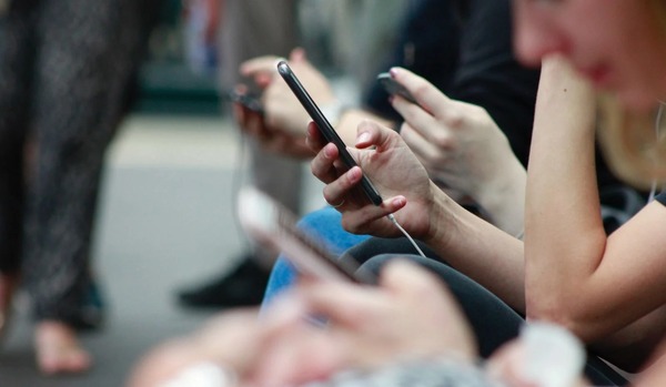 Celulares en las aulas: «El celular siempre va a estar en la vida. La tecnología es algo que no tiene vuelta atrás»