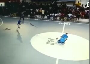(VIDEO)Jugador de futsal se encuentra internado tras golpazo con arquero