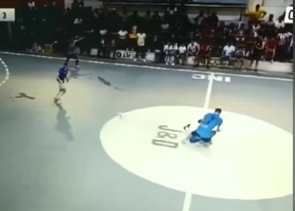 (VIDEO)Jugador de futsal se encuentra internado tras golpazo con arquero