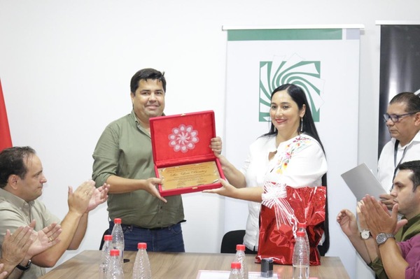 Yacyretá impulsa el desarrollo de Itapúa con entrega de nueva sede para la AIDI y equipamientos para productores feriantes