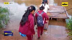 Amambay: alumnos cruzan en balsa para llegar a la escuela - ABC Noticias - ABC Color