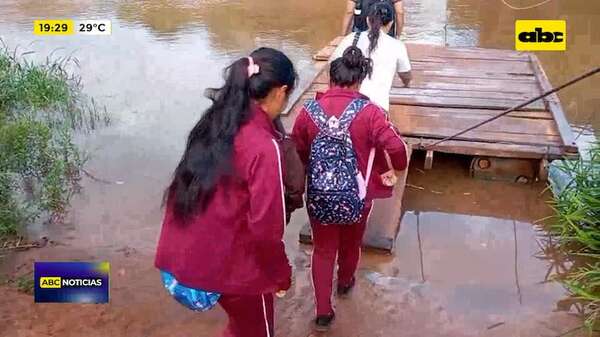 Amambay: alumnos cruzan en balsa para llegar a la escuela - ABC Noticias - ABC Color